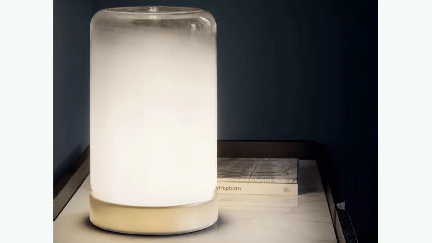 Lampada da tavolo Pop in vetro sfumato bianco con base in acciaio laccato di Bontempi