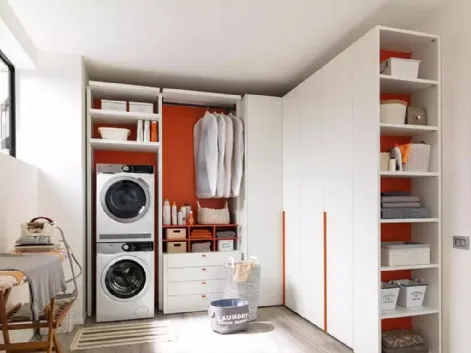 Armadio dedicato all'ambiente lavanderia con 3 ante a battente e cassettiera in laminato frassino bianco NC305 di Moretti Compact