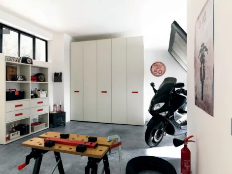 Armadio con ante battenti in laminato quarzo, ideale per organizzare qualsiasi ambiente NC308 di Moretti Compact