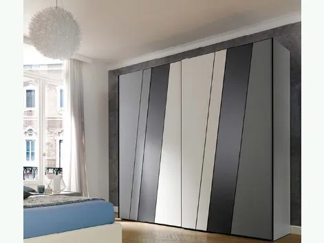 Armadio di design ad ante scorrevoli con tagli geometrici trasversali MC201 Ray di Moretti Compact