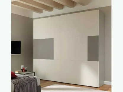 Armadio con ante scorrevoli che associano pannelli in nobilitato quarzo a pannelli laccati colore tortora NC204 Zone D di Moretti Compact