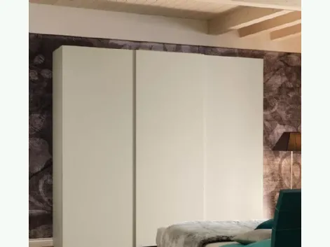 Armadio composto da tre moduli chiusi da ante scorrevoli di cui quella centrale nasconde un grande monitor tv NC209 Slider Fill di Moretti Compact