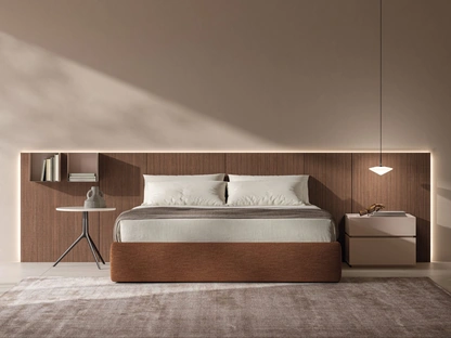 Letto Sommier in tessuto con boiserie in materico Noce cannettato di Tagliabue Mobili