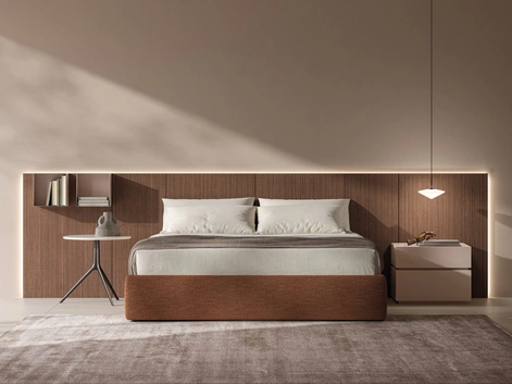 Letto Sommier in tessuto con boiserie in materico Noce cannettato di Tagliabue Mobili