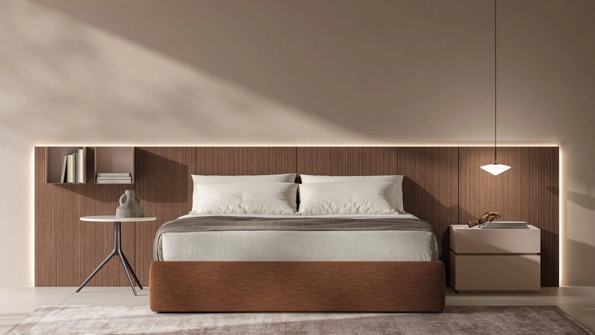 Letto Sommier in tessuto con boiserie in materico Noce cannettato di Tagliabue Mobili