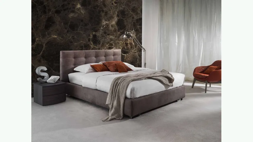 Letto in tessuto con testiera trapuntata Como di GR Salotti
