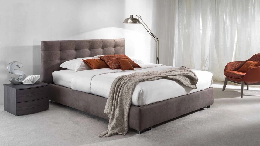 Letto in tessuto con testiera trapuntata Como di GR Salotti