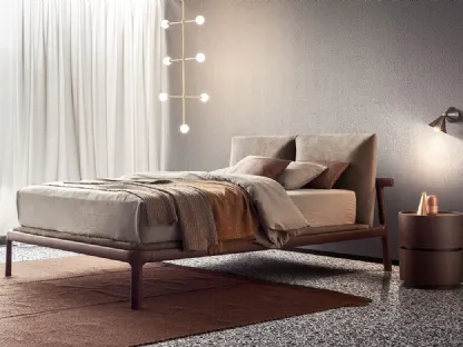 Letto in legno massello con testiera in tessuto imbottito Fushimi di Pianca