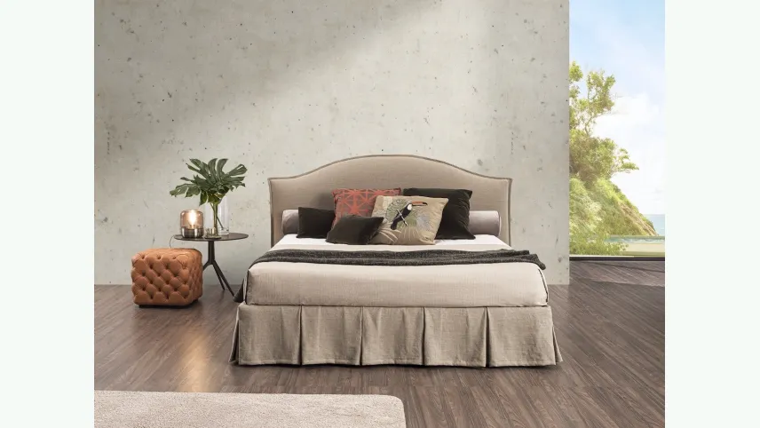 Letto in tessuto con testiera Giunone di GR Salotti