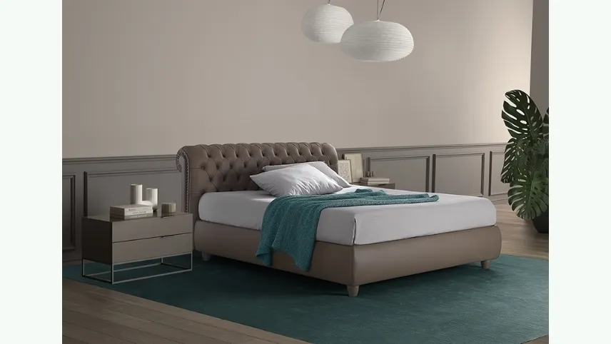 Letto classico Chester in pelle con testiera trapuntata di GR Salotti