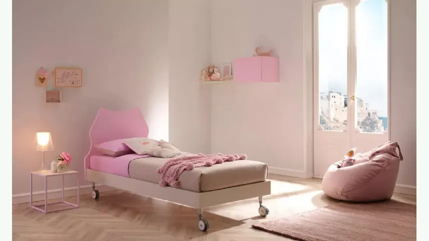 Letto singolo con testiera Cat dalle linee pulite e colori tenui, quattro comode ruote SC102 di Moretti Compact