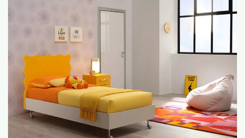 Letto singolo dalla testiera grintosa giallo sole e giroletto in melaminico SC104 di Moretti Compact