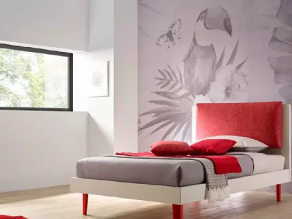 Letto in melaminico con piedi in laccato ciliegia e testiera imbottita in tessuto SC120 di Moretti Compact