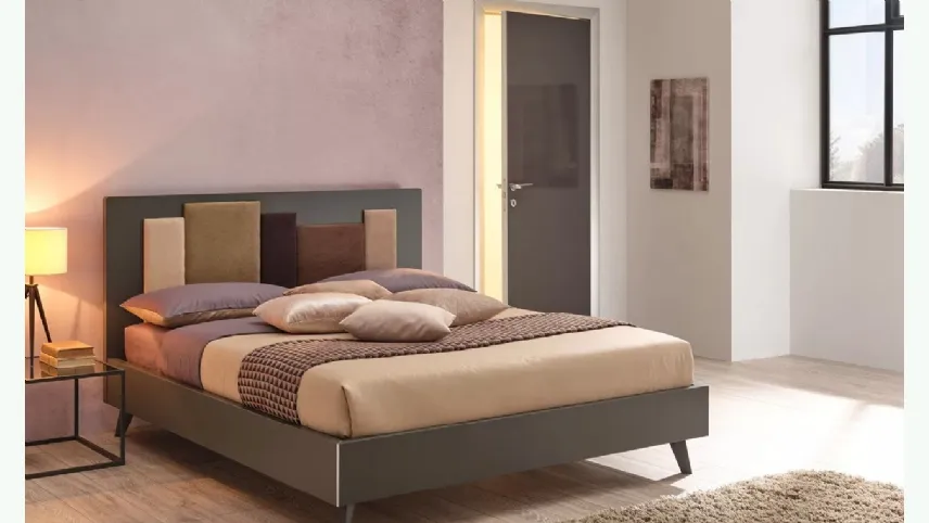 Letto matrimoniale dal design deciso e inconfondibile in laccato Grafite con testiera imbottita in tessuto SC124 di Moretti Compact
