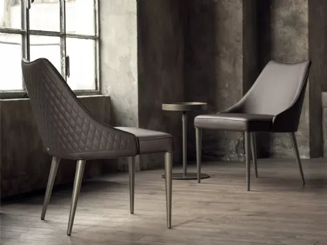 Poltroncina Clara in ecopelle con base in acciaio laccato di Bontempi