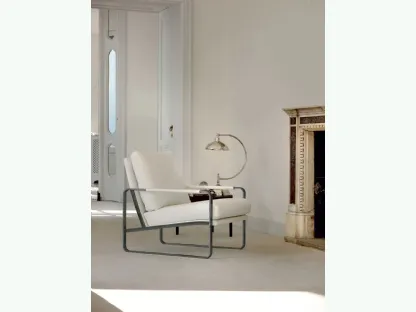 Poltrona Clarissa rivestita in tessuto imbottito con struttura in acciaio laccato di Bontempi