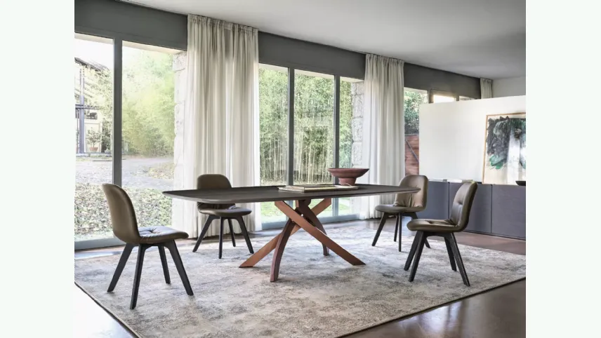 Sedia Chantal in pelle con base in legno massello di Bontempi