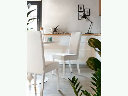 Sedia in ecopelle con struttura in faggio laccato bianco Copenaghen di Connubia