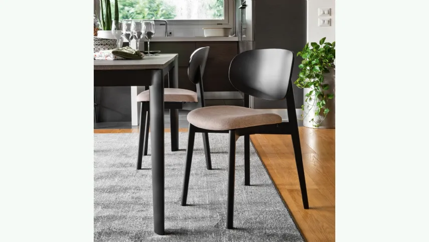 Sedia in legno dal design classico con seduta imbottita Eide di Connubia
