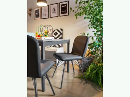 Sedia in ecopelle imbottita con struttura in metallo grigio opaco Emma di Connubia