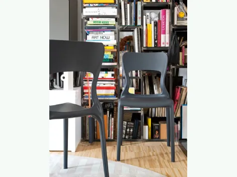 Sedia di design in polipropilene grigio opaco Helios di Connubia