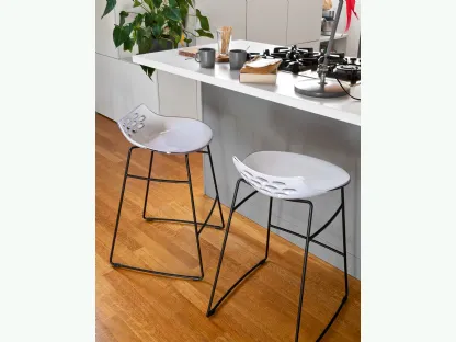 Sgabello in plastica con struttura in metallo Jam SG di Connubia