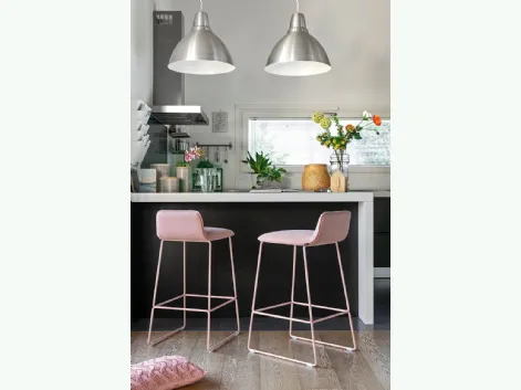Sgabello in tessuto con struttura in metallo Riley soft di Connubia