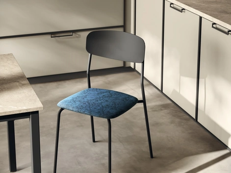 Sedia Sam in metallo con seduta in tessuto imbottito di Scavolini