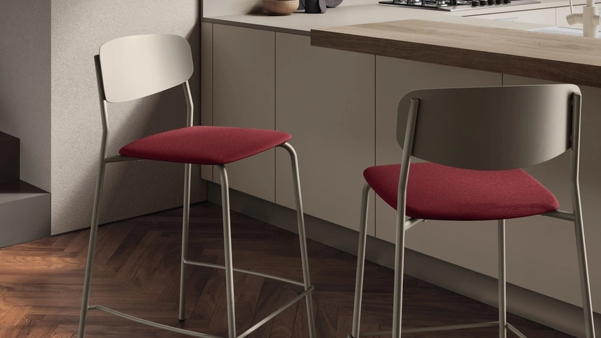 Sgabello Sam in metallo con seduta imbottita di Scavolini