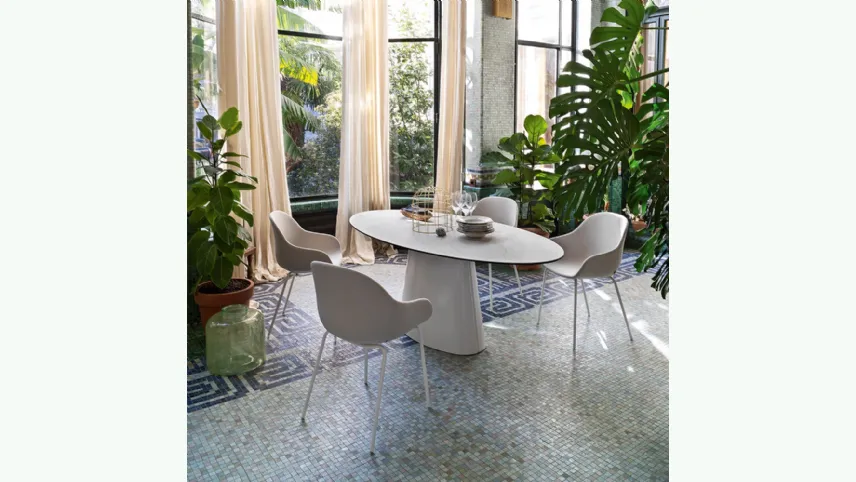 Tavolo fisso con piano ovale in ceramica e base monolitica in lamiera curvata Ellisse di Connubia