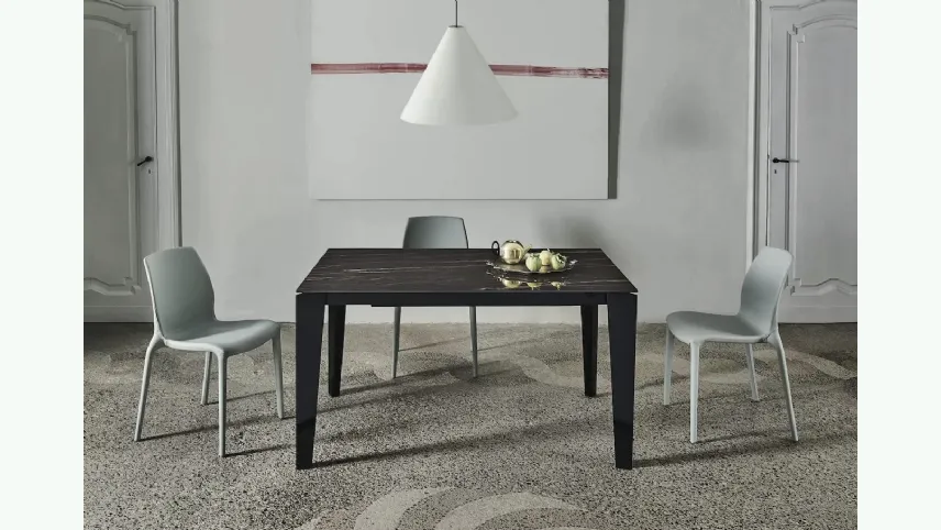 Tavolo allungabile Cruz XXL con top in SuperMarmo e base in acciaio laccato di Bontempi