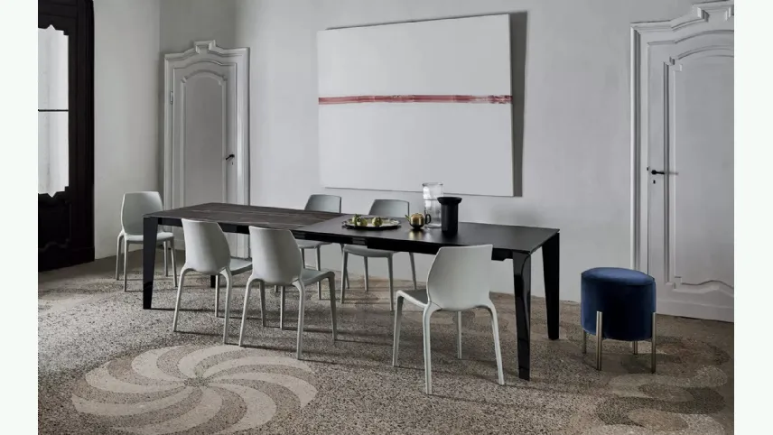 Tavolo allungabile Cruz XXL con top in SuperMarmo e base in acciaio laccato di Bontempi