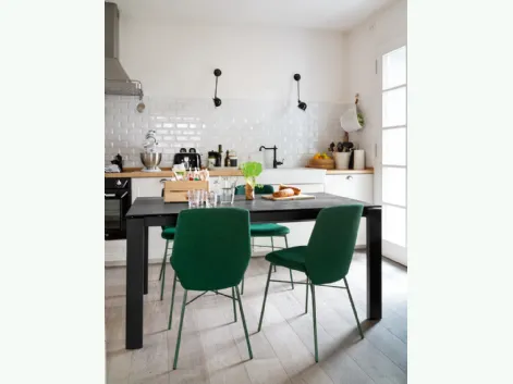 Tavolo allungabile con top in ceramica stone e gambe in legno di faggio laccato grafite Eminence Wood di Connubia