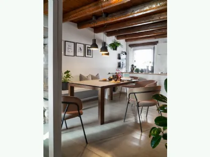 Tavolo allungabile con gambe in legno e top in ceramica Sigma di Connubia