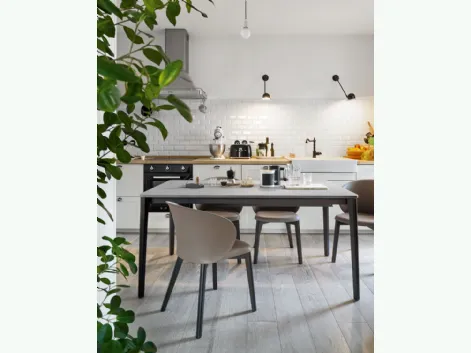 Tavolo allungabile con piano in nobilitato pietra piasentina e gambe in legno di faggio grafite Tabla di Connubia