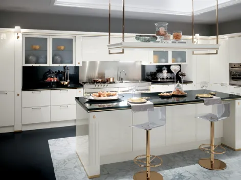 Cucina Classica angolare con isola Baccarat in laccato lucido Bianco di Scavolini