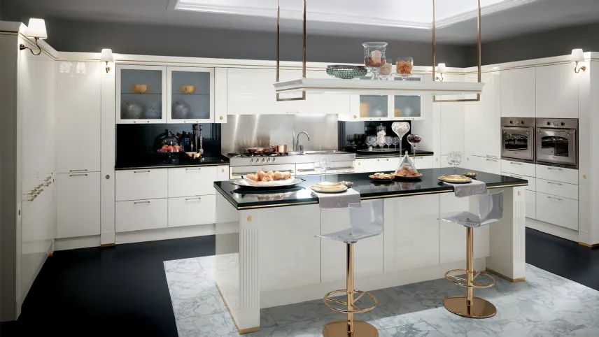 Cucina Classica angolare con isola Baccarat in laccato lucido Bianco di Scavolini