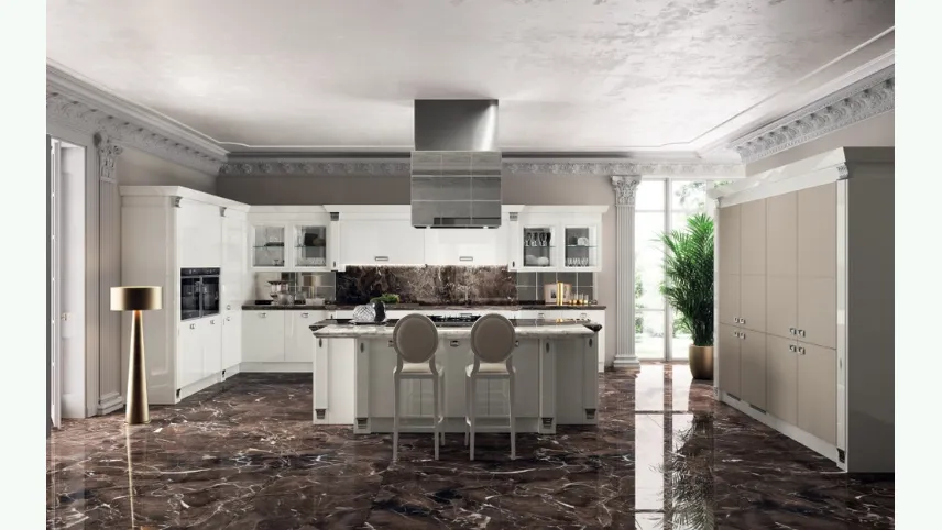 Cucina Classica Exclusiva in laccato lucido Bianco e pelle di Scavolini
