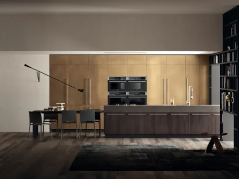 Cucina Moderna Mood in Noce Saxony e laccato Stained Brass di Scavolini