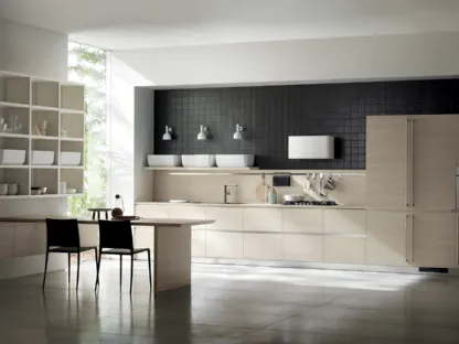 Cucina Moderna Qi in Olmo Kuuki e parete Fluida in Bianco Puro di Scavolini