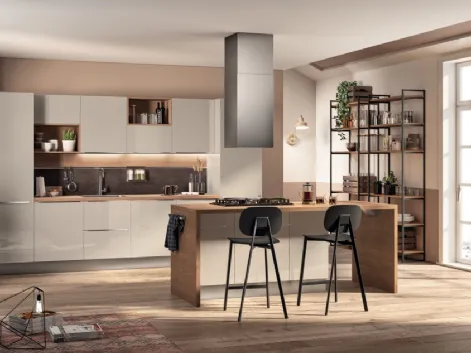 Cucina Moderna con isola Urban & Urban Minimal in laccato lucido Sabbia con top in laminato Rovere Land di Scavolini