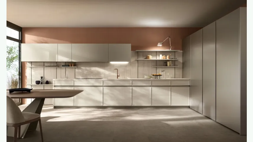 Cucina lineare su misura Poetica 03 in Frassino e laccato di Scavolini